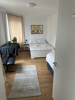 Sistema de insonorización y tabla de planchar con plancha 