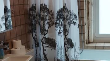 Classic Quadruple Room, City View | Bathroom
