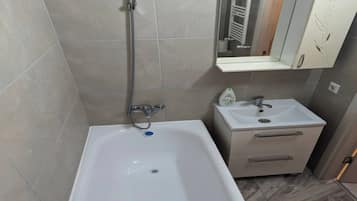 Apartment, 1 Bedroom, Accessible, Smoking | Bathroom