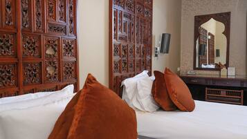 Deluxe Twin kamer, balkon, uitzicht op bergen | Een kluis op de kamer, verduisterende gordijnen