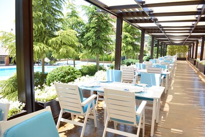查圖拉公園酒店