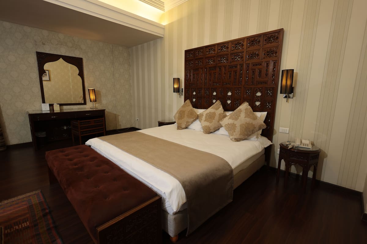 Honeymoon Suite, Balcony, Mountain View | 1 bedroom, in-room safe, blackout curtains, iron/ironing board