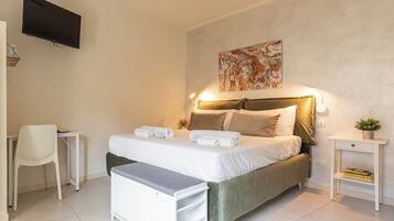 1 camera, una scrivania, ferro/asse da stiro, culla da viaggio