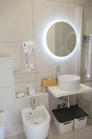 Douche, articles de toilette écologiques, sèche-cheveux, bidet