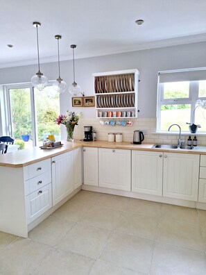 Een koelkast, een microgolfoven, een oven, een kookplaat