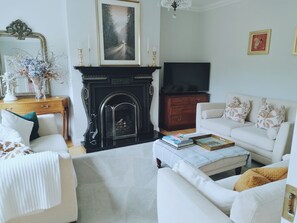 Smart TV, fireplace, DVD player, books