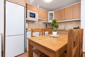 Een koelkast, een magnetron, een oven, een koffiezetapparaat/waterkoker