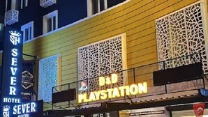 Un hotel chiamato 'Sever Hotel' dotato di un negozio PlayStation.