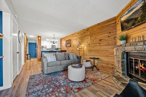 2 bedrooms - Two Bed Room Condo Mountain Views Indoor Pool (Gatlinburg)