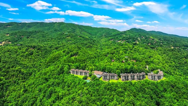 House | 2 bedrooms - Sleeps 6 Full Kitchen Indoor Pool Mountains Views (Gatlinburg)