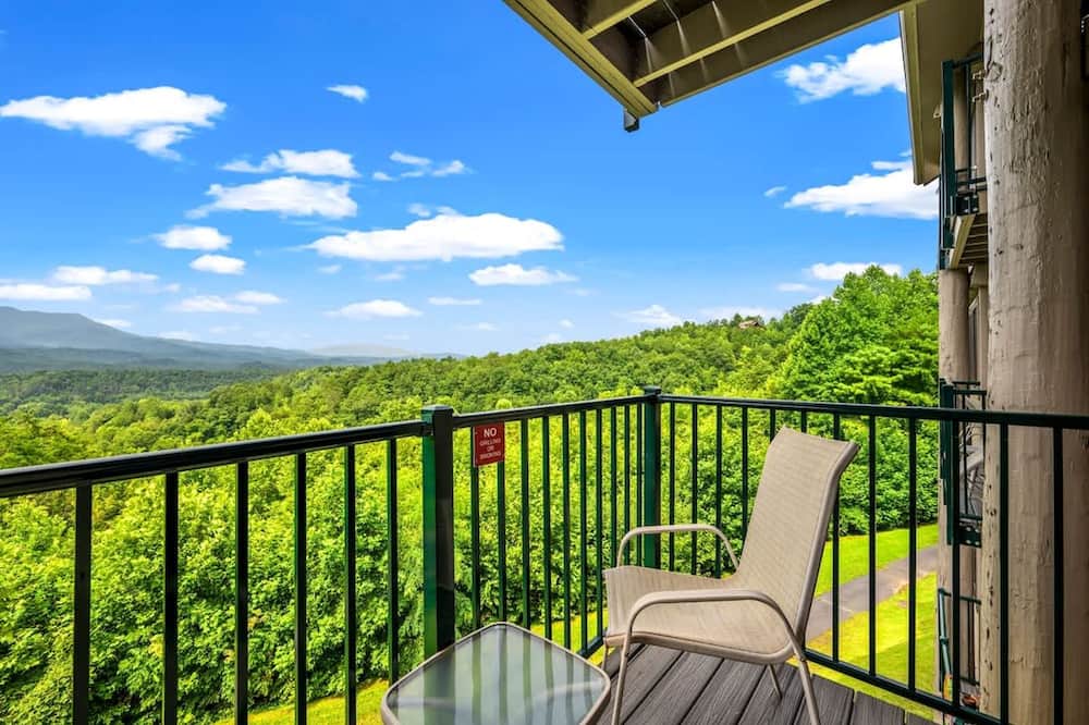 Sleeps 4 Private Balcony w Views Heated Pool