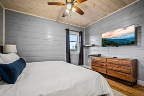 Suite | 5 bedrooms - Sleeps18 Views 2 Hottubs Family Reunion Retreat (Gatlinburg)