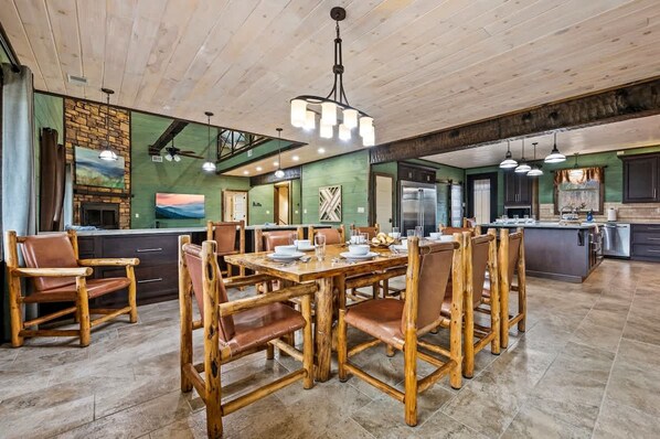 Suite | 5 bedrooms - Sleeps18 Views 2 Hottubs Family Reunion Retreat (Gatlinburg)