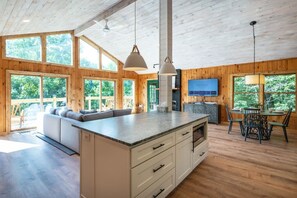 Suite | 2 bedrooms - Pet-friendly Hot Tub Soaker Tub Grill Full Kitchen (Gatlinburg)