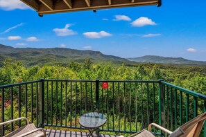 Apartment | 2 bedrooms - Sleeps 4 Mountains Views Indoor Pool Sauna (Gatlinburg)