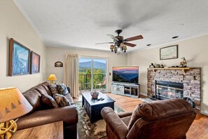 Apartment | 2 bedrooms - Sleeps 4 Mountains Views Indoor Pool Sauna (Gatlinburg)