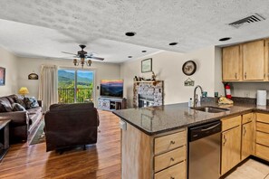 Apartment | 2 bedrooms - Sleeps 4 Mountains Views Indoor Pool Sauna (Gatlinburg)