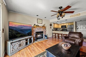 Apartment | 2 bedrooms - Sleeps 4 Mountains Views Indoor Pool Sauna (Gatlinburg)