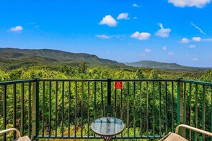 Apartment | 2 bedrooms - Sleeps 4 Mountains Views Indoor Pool Sauna (Gatlinburg)