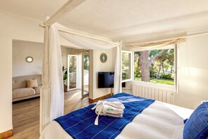 5 bedrooms, iron/ironing board, WiFi, bed sheets