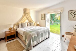 5 bedrooms, iron/ironing board, WiFi, bed sheets