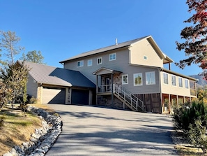 House | 5 bedrooms - Sleeps12 Pet Friendly 2 Hottubs Views Full Kitchen (Gatlinburg)