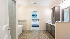 Un baño moderno con ducha, inodoro y tocador.