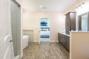 House | 5 bedrooms - Sleeps12 Pet Friendly 2 Hottubs Views Full Kitchen (Gatlinburg)