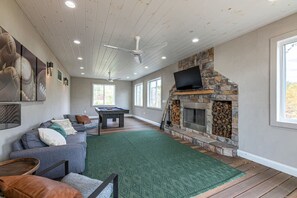 5 bedrooms - Sleeps12 Pet Friendly 2 Hottubs Views Full Kitchen (Gatlinburg)