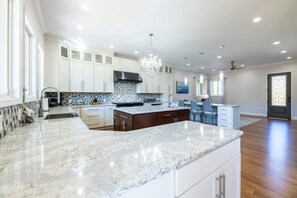 House | 5 bedrooms - Sleeps12 Pet Friendly 2 Hottubs Views Full Kitchen (Gatlinburg)