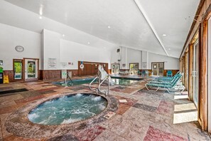 Apartment | 2 bedrooms - Sleeps 6 Indoor Pool Playground Hot Tub (Gatlinburg)