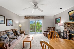 House | 2 bedrooms - Sleeps 6 Indoor Pool Playground Hot Tub (Gatlinburg)