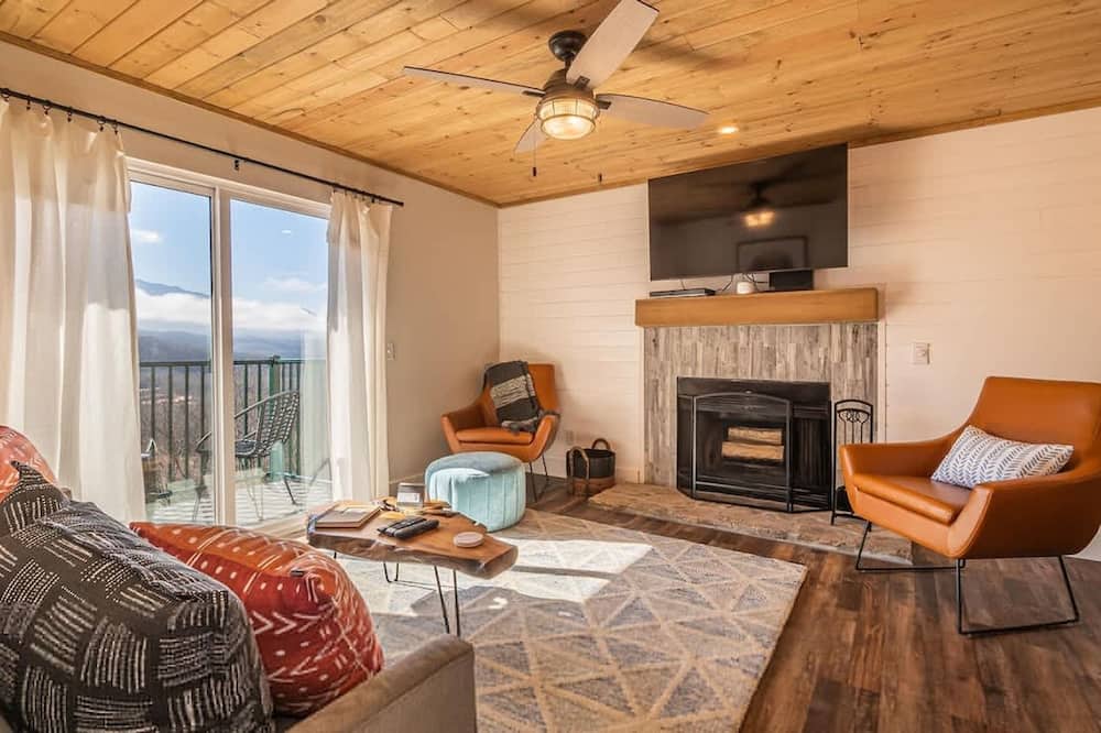 Indoor Pool Access Full Kitchen Mountain Views