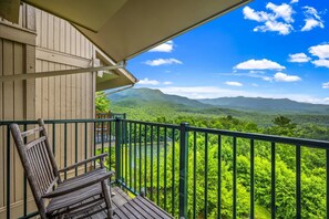 Apartment - Sleeps 4 Hot Tub Indoor Pool Mountain Views (Gatlinburg)