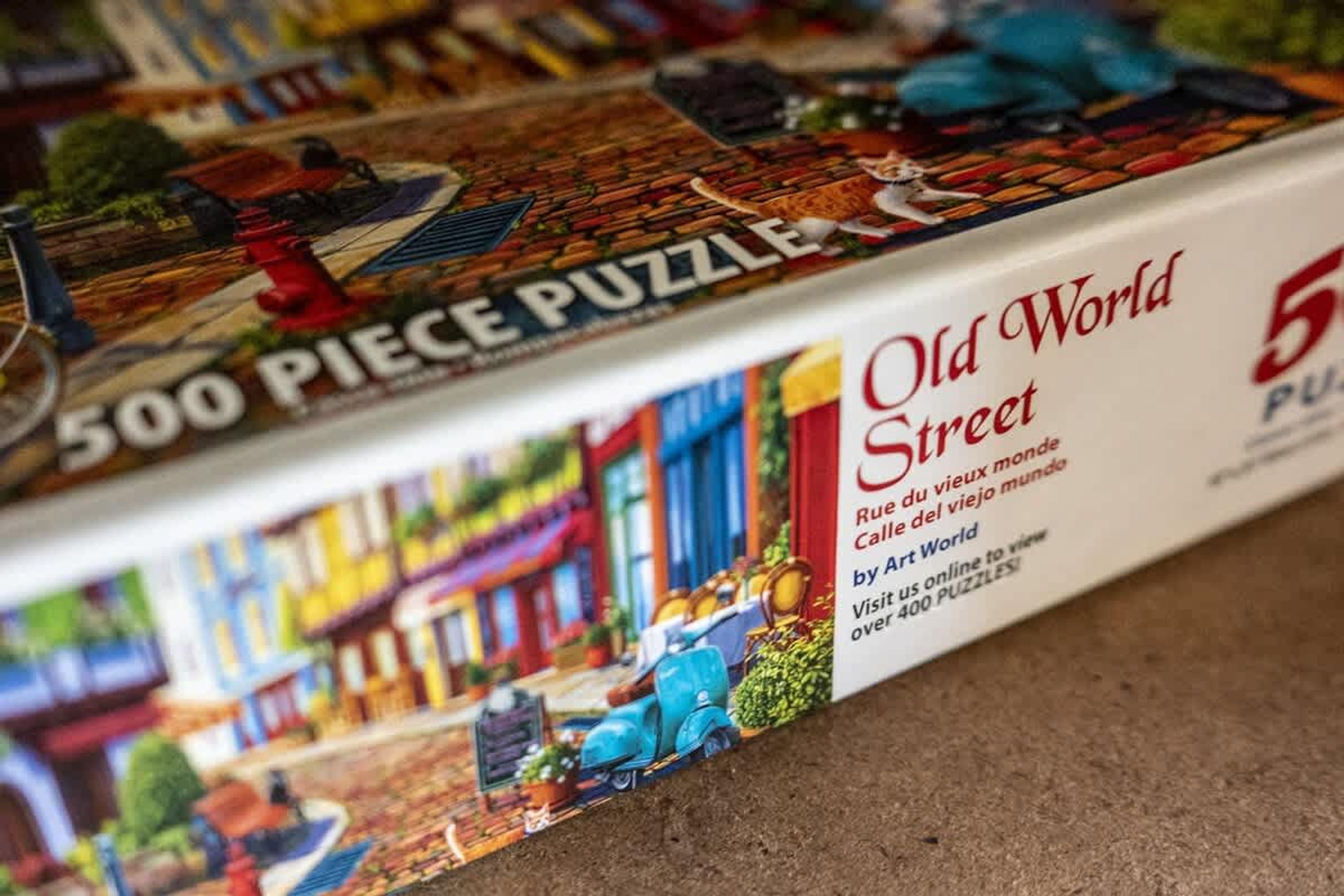 Een puzzeldoos van 500 stukjes met de titel 'Oude Wereld Straat' van Art World.