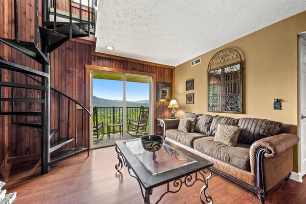 Apartment - Sleeps 4 Hot Tub Indoor Pool Mountain Views (Gatlinburg)