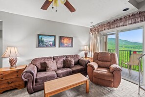 Apartment | 3 bedrooms - Sleeps 8 Pool Playground Mountain Views Hot Tub (Gatlinburg)