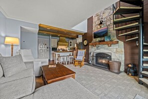House | 3 bedrooms - Sleeps 6 Pool Playground Mountain Views Hot Tub (Gatlinburg)