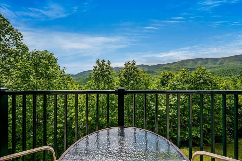 Private Balcony w Views Heated Pool Full Kitchen