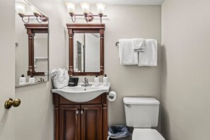 House - Sleeps 6 Mountain Views Heated Pool Playground (Gatlinburg)