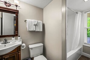 2 bedrooms - Sleeps 6 Mountain Views Heated Pool Playground (Gatlinburg)