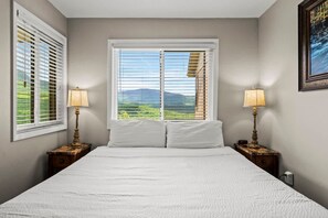 House - Sleeps 6 Mountain Views Heated Pool Playground (Gatlinburg)