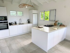 Kjøleskap, mikrobølgeovn, ovn og kokeplater