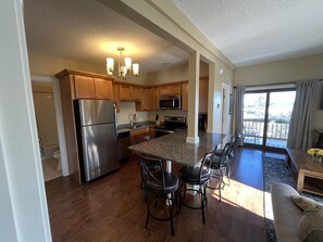 冷蔵庫、電子レンジ、オーブン、コンロ