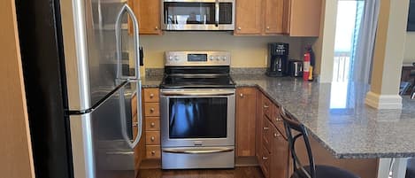 Frigorífico, microondas, horno y placa de cocina