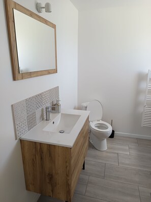 タオル、トイレットペーパー