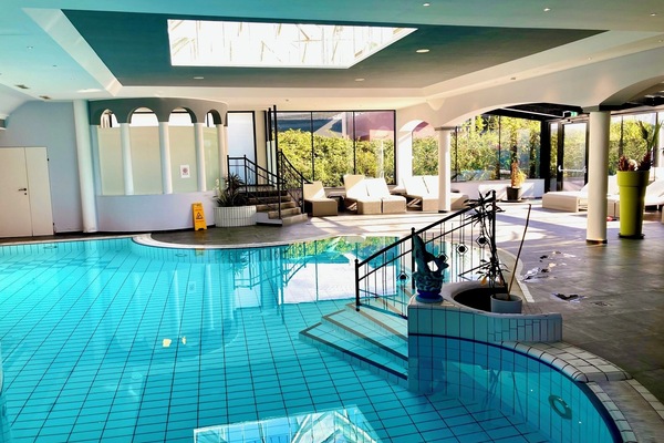 Inomhuspool och utomhuspool