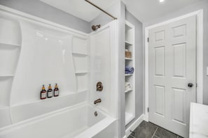 Secadora de cabello, toallas, jabón, papel de baño