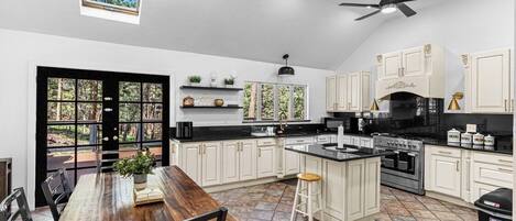 Four Ă micro-ondes, un four, surface de cuisson