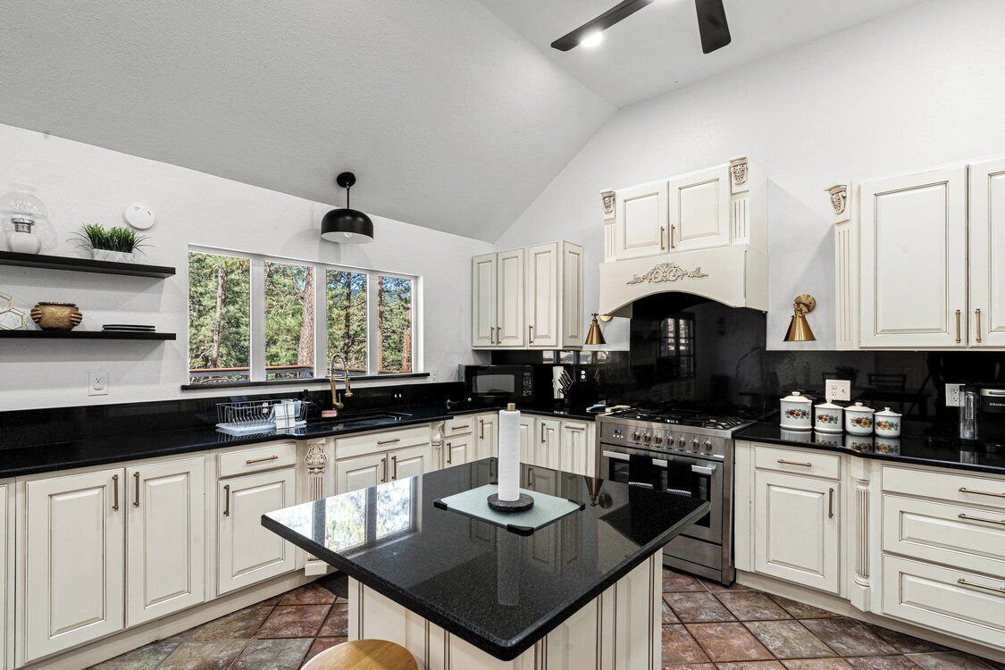 Four à micro-ondes, un four, surface de cuisson